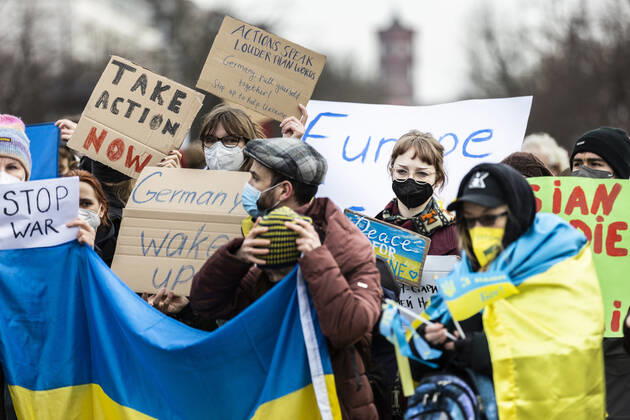 Demonstration for solidarity with Ukraine, taken in front of the Brandenburg Gate in Berlin, 24 02 2022 The demonstration takes place due to the invasion of Russian soldiers into Ukraine Berlin Germany Copyright: xFlorianxGaertner photothek.dex