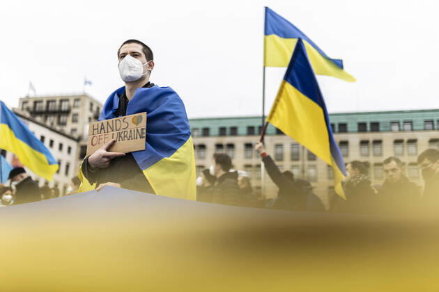 Demonstration for solidarity with Ukraine, taken in front of the Federal Chancellery in Berlin, 24 02 2022 The demonstration takes place because of the invasion of Russian soldiers into Ukraine Berlin Germany Copyright: xFlorianxGaertner photothek.dex
