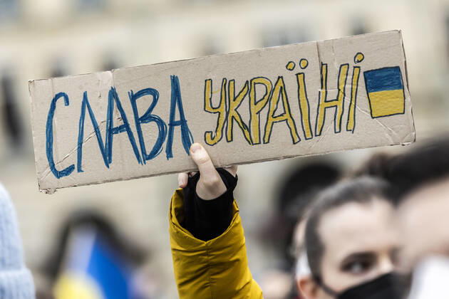 Demonstration for solidarity with Ukraine, taken in front of the Federal Chancellery in Berlin, 24 02 2022 The demonstration takes place because of the invasion of Russian soldiers into Ukraine Berlin Germany Copyright: xFlorianxGaertner photothek.dex