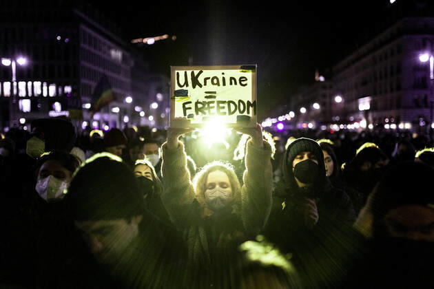 Demonstration for solidarity with Ukraine, taken in front of the Brandenburg Gate in Berlin, 24 02 2022 The demonstration takes place due to the invasion of Russian soldiers into Ukraine Berlin Germany Copyright: xFlorianxGaertner photothek.dex