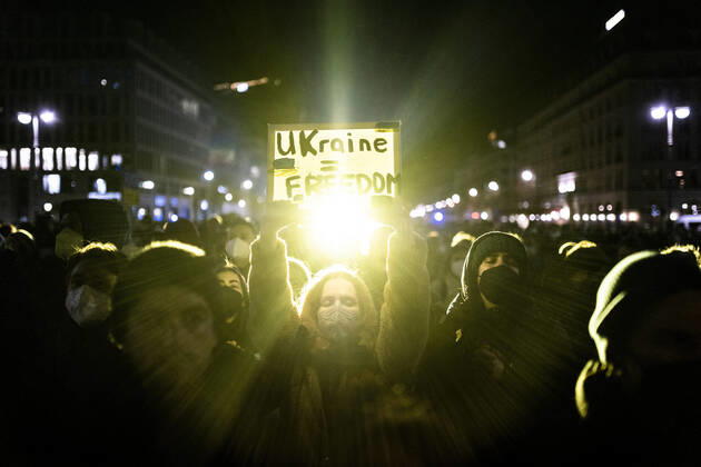 Demonstration for solidarity with Ukraine, taken in front of the Brandenburg Gate in Berlin, 24 02 2022 The demonstration takes place due to the invasion of Russian soldiers into Ukraine Berlin Germany Copyright: xFlorianxGaertner photothek.dex