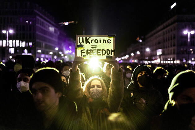 Demonstration for solidarity with Ukraine, taken in front of the Brandenburg Gate in Berlin, 24 02 2022 The demonstration takes place due to the invasion of Russian soldiers into Ukraine Berlin Germany Copyright: xFlorianxGaertner photothek.dex
