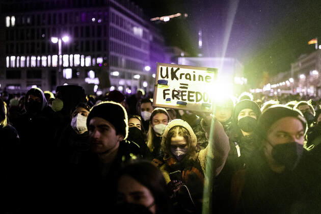 Demonstration for solidarity with Ukraine, taken in front of the Brandenburg Gate in Berlin, 24 02 2022 The demonstration takes place due to the invasion of Russian soldiers into Ukraine Berlin Germany Copyright: xFlorianxGaertner photothek.dex