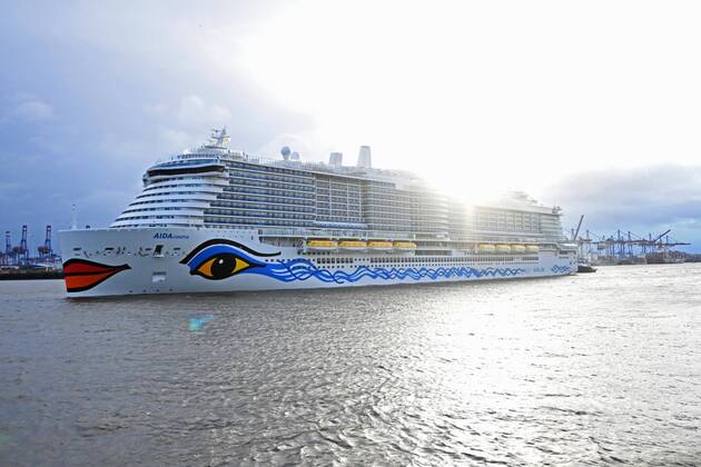 AIDAcosma celebrated its first call in the Port of Hamburg today Accompanied by two tugs and the fireboat