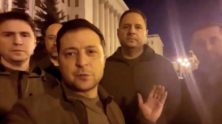 February 24, 2022, Kyiv, Ukraine: Ukrainian President VOLODYMYR ZELENSKY, surrounded by several top officials, addressed the country Friday night local time from the doorstep of the presidential administration in central Kyiv to show he and other leaders haven t fled the capital. Kyiv Ukraine - ZUMA 20220225_int_z03_030 Copyright: xUkrainianxPresident sxOfficex