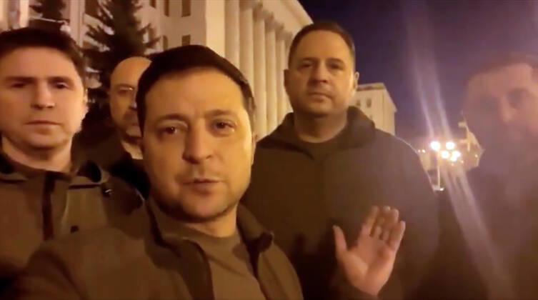 February 25, 2022, Kyiv, Ukraine: Ukrainian President VOLODYMYR ZELENSKY, surrounded by several top officials, addressed the country Friday night local time from the doorstep of the presidential administration in central Kyiv to show he and other leaders haven t fled the capital. Kyiv Ukraine - ZUMA 20220225_int_z03_030 Copyright: xUkrainianxPresident sxOfficex