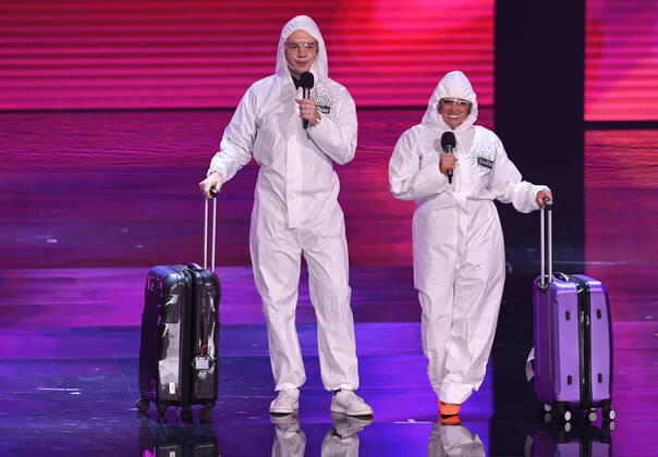 EUROVISION AUSTRALIA FINAL, Host s Joel Creasey (left) and Myf Warhurst (right) are seen during the Eurovision Australia Decides 2022 final at the Gold Coast Convention and Exhibition Centre on the Gold Coast, Saturday, February 26, 2022. ( NO ARCHIVING, EDITORIAL USE ONLY, NO USE IN BOOKS WITHOUT CONSENT GOLD COAST QLD AUSTRALIA Copyright: xDARRENxENGLANDx 20220226001628341413