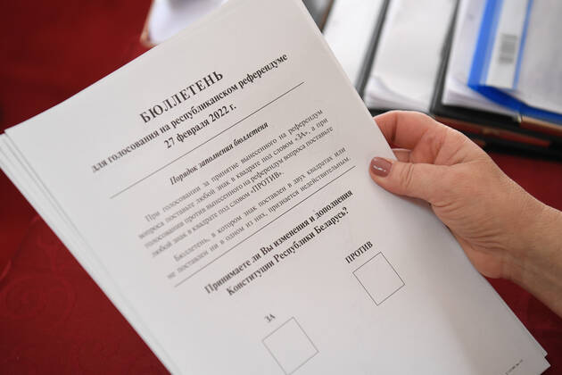 Belarus Constitutional Referendum 8127116 26.02.2022 A ballot is pictured during an early voting in a referendum on amendments to the Belorussian constitution at a polling station in Minsk, Belarus. Early voting takes place from February 22 to 26. The main voting day for the referendum is the 27th of February. Alexandr Kryazhev Sputnik Minsk Belarus  Copyright: xAlexandrxKryazhevx