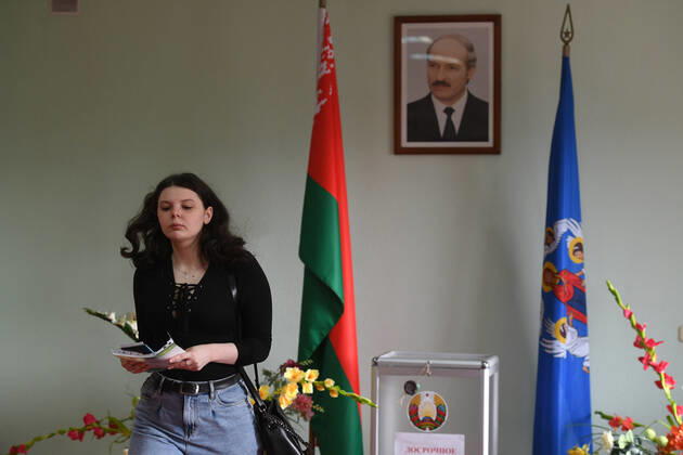 Belarus Constitutional Referendum 8127117 26.02.2022 A woman casts her ballot during an early voting in a referendum on amendments to the Belorussian constitution at a polling station in Minsk, Belarus. Early voting takes place from February 22 to 26. The main voting day for the referendum is the 27th of February. Alexandr Kryazhev Sputnik Minsk Belarus  Copyright: xAlexandrxKryazhevx