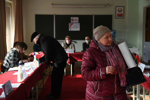 Belarus Constitutional Referendum 8127123 26.02.2022 People register during an early voting in a referendum on amendments to the Belarusian constitution at a polling station in Minsk, Belarus. Early voting takes place from February 22 to 26. The main voting day for the referendum is the 27th of February. Alexandr Kryazhev Sputnik Minsk Belarus  Copyright: xAlexandrxKryazhevx