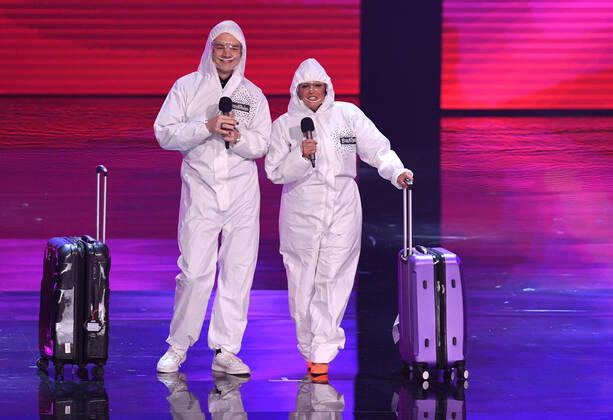 EUROVISION AUSTRALIA FINAL, Host s Joel Creasey (left) and Myf Warhurst (right) are seen during the Eurovision Australia Decides 2022 final at the Gold Coast Convention and Exhibition Centre on the Gold Coast, Saturday, February 26, 2022. ( NO ARCHIVING, EDITORIAL USE ONLY, NO USE IN BOOKS WITHOUT CONSENT GOLD COAST QLD AUSTRALIA Copyright: xDARRENxENGLANDx 20220227001628433782