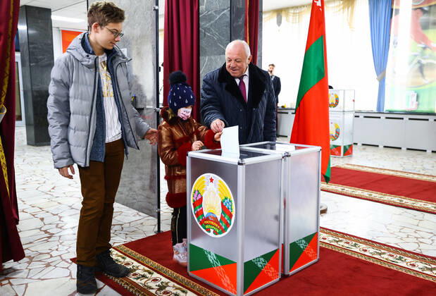 MINSK, BELARUS - FEBRUARY 27, 2022: People vote in the 2022 Belarusian constitutional referendum. In August 2020, mass protests erupted in major cities across Belarus after the results of the 2020 Belarusian presidential election were announced. Belarusian President Lukashenko announced plans for amendments to the constitution and his readiness to redistribute presidential powers to the other branches of government. Peter Kovalev TASS EDITORIAL USE ONLY; NO COMMERCIAL USE; NO ADVERTISING  TS1258F1