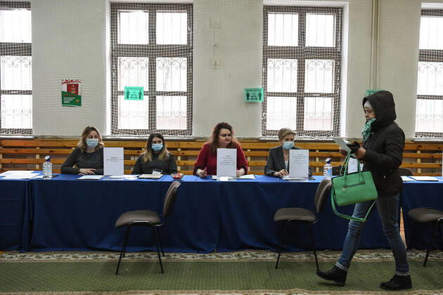 Belarus Constitutional Referendum 8127654 27.02.2022 A woman registers during a voting in a referendum on amendments to the Belorussian constitution at a polling station in Minsk, Belarus. Alexandr Kryazhev Sputnik Minsk Belarus  Copyright: xAlexandrxKryazhevx