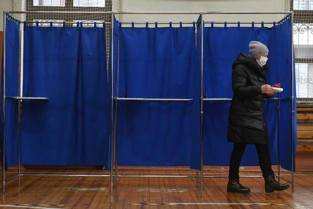 Belarus Constitutional Referendum 8127655 27.02.2022 A woman comes to cast her voice during a voting in a referendum on amendments to the Belorussian constitution at a polling station in Minsk, Belarus. Alexandr Kryazhev Sputnik Minsk Belarus  Copyright: xAlexandrxKryazhevx