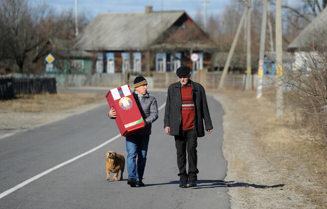 News Bilder des Tages Belarus Constitutional Referendum 8128227 27.02.2022 A man carries a ballot box during a referendum on amendments to the Belorussian constitution in the village of Ruchnoye, in Lelchitsky district of the Gomel region, Belarus. Viktor Drachev Sputnik Gomel region Belarus  Copyright: xViktorxDrachevx