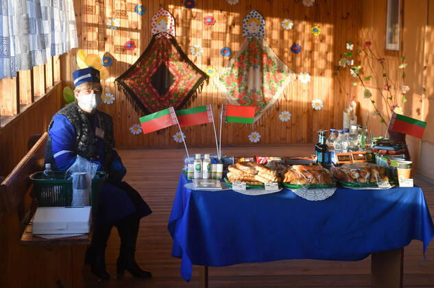 Belarus Constitutional Referendum 8128230 27.02.2022 A woman sells beverages and pies during a referendum on amendments to the Belorussian constitution at a polling station in the village of Stodolichi, in Lelchitsky district of the Gomel region, Belarus. Viktor Drachev Sputnik Gomel region Belarus  Copyright: xViktorxDrachevx
