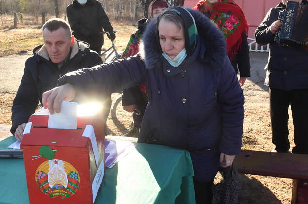 Belarus Constitutional Referendum 8128232 27.02.2022 A local resident casts her ballot during a referendum on amendments to the Belorussian constitution in the village of Zhmurnoye, in Lelchitsky district of the Gomel region, Belarus. Viktor Drachev Sputnik Gomel region Belarus  Copyright: xViktorxDrachevx