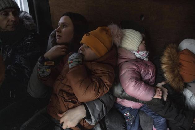Ukrainian refugees, on the way to the border a long line of cars has formed of almost 20 kilometers, the refugees are mostly on foot, minibuses bring women and children over a stretch of road to the border, Mostyska, Ukraine, Europe Copyright: imageBROKER FlorianxBachmeier ibxfba08176008.jpg