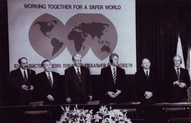 Hungary. Budapest.. 05 december 1994. Sammit CSCE. Conclusion of the Budapest Memorandum by the leaders of Russia, Ukraine, Belarus, Kazakhstan, the USA and Great Britain on security guarantees in connection with accession to the Treaty on the Non-Proliferation of Nuclear Weapons. President of Belarus Alexander Lukashenko, President of Kazakhstan Nursultan Nazarbayev, Russian President Boris Yeltsin, US President Bill Clinton, President of Ukraine Leonid Kuchma and British Prime Minister John Major.(l-r) 