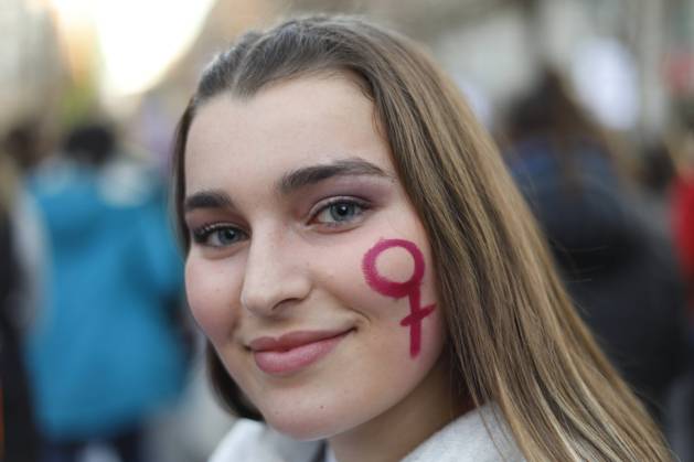 8M. Demonstration For Women s Day In Granada, Spain A girl smiles with a female symbol in her face during a demonstration in the International Women s Day in Granada on March 08, 2022. About 30,000 people, according to the Police, march through the streets of Granada (Spain) and recover the massive demonstration before the restrictions of the Covid pandemic. Granada Granada Spain  Copyright: xÃ?lexxCamarax originalFilename: camaramartinez-8mdemons220308_np9Gj.jpg