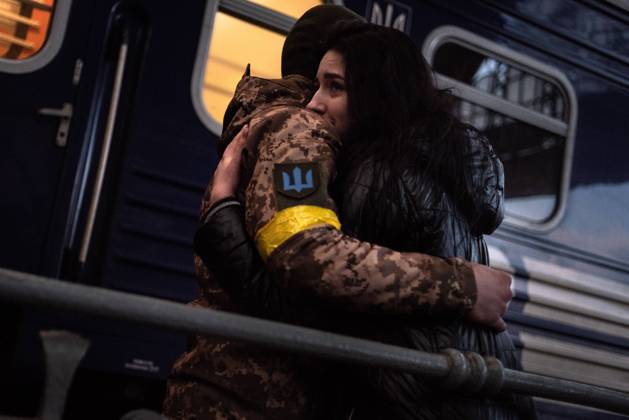 Ukraine-Krieg, Jahrestag der Invasion, Chronologie der Ereignisse, Archivbilder News Bilder des Tages War In Ukraine, Refugees In Lviv Freshly trained soldiers give farewell to relatives, girlfriends and wifes as they board a train to the frontline in Dnipro, in the center of the country, Ukraine, on March 09, 2022. The troops reinforce the defense of the city that in recent days became a target of the russians in an effort to isolate the east of Ukraine (specially Donbass) from the rest of the country. Lviv Ukraine Copyright: xGustavoxBassox originalFilename: basso-russiani220310_npc73