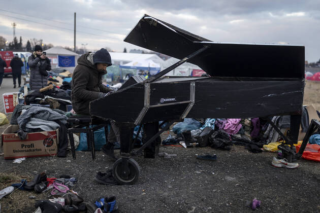 Bilder des Jahres 2022, News 03 März News Themen der Woche KW10 News Bilder des Tages Ukraine-Konflikt, Flüchtlinge in Medyka, Polen A Ukrainian refugee plays the piano in Medyka, on the Poland border with Ukraine, on 10 March 2022. Ukrainian people find refuge in Poland !ACHTUNG: NUR REDAKTIONELLE NUTZUNG! Copyright: xRodrigoxJimenezx GRAF5633 20220310-f9c5ff08467bb3425b7f4f906262da0a9a01cef7