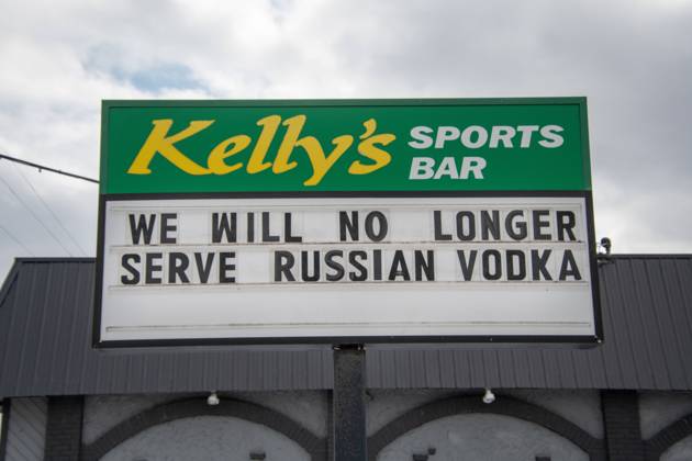Ukraine-Krieg, Jahrestag der Invasion, Chronologie der Ereignisse, Archivbilder Stand With Ukraine Rally Held In Metro Detroit Kelly s Sports Bar in Warren, MI, neighbor to the Ukrainian Cultural Center and two Ukrainian credit unions, showcases their boycott of Russian Vodka (March 13, 2022). Warren, Michigan United States Copyright: xAdamxJ.xDeweyx originalFilename: dewey-notitle220313_npnD6