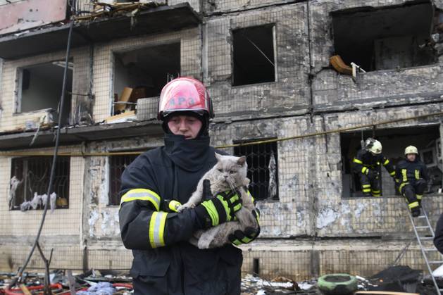 Ukraine-Krieg, Jahrestag der Invasion, Chronologie der Ereignisse, Archivbilder Bilder des Jahres 2022, News 03 März News Themen der Woche KW11 News Bilder des Tages Residential Building That Was Hit By A Shell As Russia s Attack On Ukraine Continues Firefighter carries a cat that was rescued from a flat in residential building which was hit by a shell, as Russia s attack on Ukraine continues, in the Obolon district in Kyiv, Ukraine, March 14, 2022. Kyiv Ukraine Copyright: xMaxymxMarusenkox originalFilename: musienko-notitle220314_npsaL