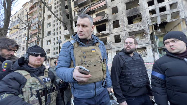 Ukraine-Krieg, Jahrestag der Invasion, Chronologie der Ereignisse, Archivbilder Paul Ronzheimer ist Journalist des Jahres, Archivbilder Bilder des Jahres 2022, News 03 März News Themen der Woche KW11 News Bilder des Tages Vitali Klitschko, Kyiv Mayor and former heavyweight champion, centre, visits ruin of residential house hit by Russian fire in Kyiv, Ukraine, during the Russian invasion, as Russia invaded Ukraine on February 24, pictured on March 14, 2022. (CTKxPhoto PavelxNemecek) CTKPhotoF202203141606901