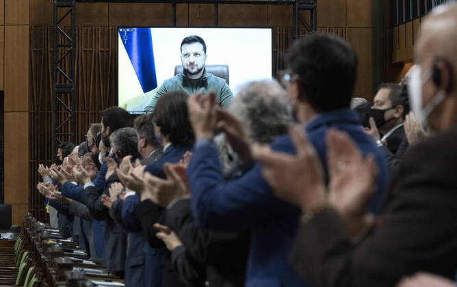 Bilder des Jahres 2022, News 03 März News Themen der Woche KW11 News Bilder des Tages March 15, 2022, Ottawa, ON, Canada: Canadian Members of Parliament and invited guests applaud as Ukrainian President Volodymyr Zelenskyy is shown on a giant video screen before addressing the Canadian parliament, Tuesday, March 15, 2022 in Ottawa. Ottawa Canada - ZUMAc35_ 20220315_zaf_c35_001 Copyright: xAdrianxWyldx