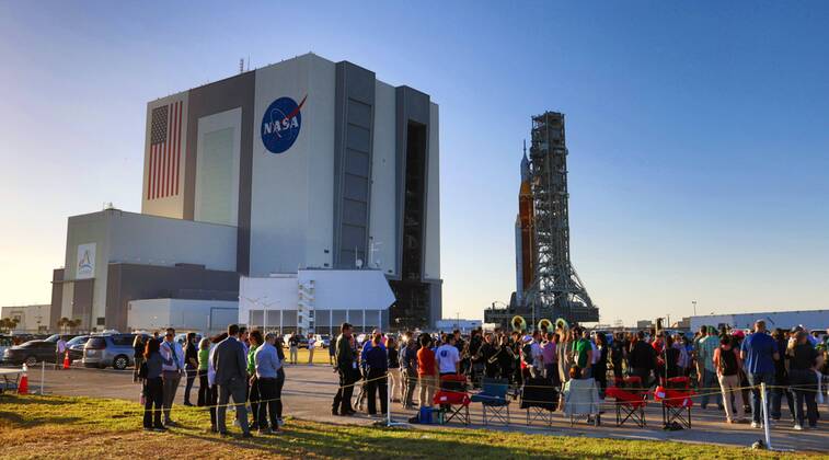 Bilder des Jahres 2022, News 03 März News Themen der Woche KW11 News Bilder des Tages March 17, 2022: At Kennedy Space Center, Fla., VIPs watch NASA™s moon rocket for the Artemis 1 mission roll to the launch pad, Thursday, March 17, 2022. Known as the Space Launch System (SLS), the mega-rocket carrying the Orion spacecraft capsule rollouts for the first time Thursday evening on the giant crawler-transporter 2, headed to Launch Complex 39-B. - ZUMAm67_ 20220317_zaf_m67_028 Copyright: xJoexBurbankx