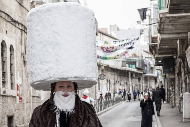 Bilder des Jahres 2022, News 03 März News Themen der Woche KW11 News Bilder des Tages March 18, 2022, Jerusalem, Israel: Children in costumes on Purim in Jerusalemâ€⠢s ultra Orthodox neighborhood of Meah Shaarim. Purim is one of Judaism s more colorful and popular holidays, commemorating the events described in the Book of Esther and particularly the miraculous salvation of the Jews in ancient Persia. Jerusalem Israel - ZUMAa126 20220318_zap_a126_012 Copyright: xNirxAlonx