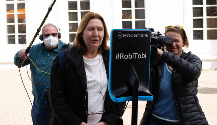 Saarlands Prime Minister Tobias Hans has Corona His election campaign he makes nevertheless further, with Robi Tobi, a fahrbahren Ipad, steers he himself on Tuesday 21 3 2022 by the Saarbrücker pedestrian precinct Passers-by can talk then live with him bub