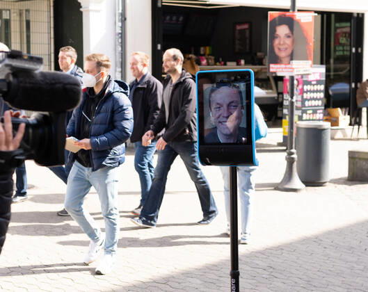 Saarlands Prime Minister Tobias Hans has Corona His election campaign he makes nevertheless further, with Robi Tobi, a fahrbahren Ipad, steers he himself on Tuesday 21 3 2022 by the Saarbrücker pedestrian precinct Passers-by can talk then live with him bub