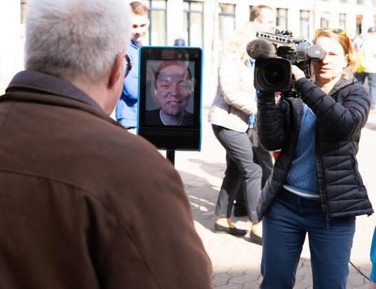 Saarlands Prime Minister Tobias Hans has Corona His election campaign he makes nevertheless further, with Robi Tobi, a fahrbahren Ipad, steers he himself on Tuesday 21 3 2022 by the Saarbrücker pedestrian precinct Passers-by can talk then live with him bub