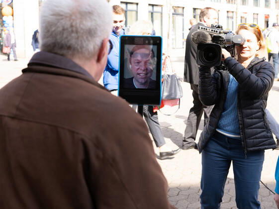 Saarlands Prime Minister Tobias Hans has Corona His election campaign he makes nevertheless further, with Robi Tobi, a fahrbahren Ipad, steers he himself on Tuesday 21 3 2022 by the Saarbrücker pedestrian precinct Passers-by can talk then live with him bub