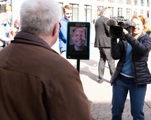 Saarlands Prime Minister Tobias Hans has Corona His election campaign he makes nevertheless further, with Robi Tobi, a fahrbahren Ipad, steers he himself on Tuesday 21 3 2022 by the Saarbrücker pedestrian precinct Passers-by can talk then live with him bub
