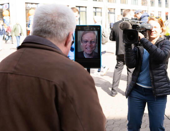Saarlands Prime Minister Tobias Hans has Corona His election campaign he makes nevertheless further, with Robi Tobi, a fahrbahren Ipad, steers he himself on Tuesday 21 3 2022 by the Saarbrücker pedestrian precinct Passers-by can talk then live with him bub