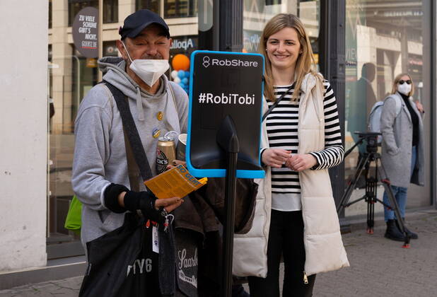 Saarlands Prime Minister Tobias Hans has Corona His election campaign he makes nevertheless further, with Robi Tobi, a fahrbahren Ipad, steers he himself on Tuesday 21 3 2022 by the Saarbrücker pedestrian precinct Passers-by can talk then live with him bub
