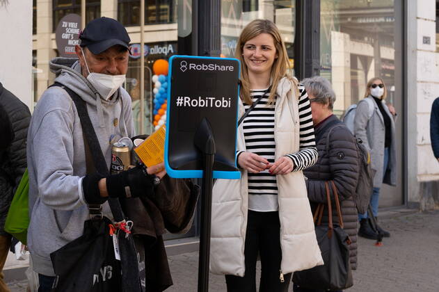 Saarlands Prime Minister Tobias Hans has Corona His election campaign he makes nevertheless further, with Robi Tobi, a fahrbahren Ipad, steers he himself on Tuesday 21 3 2022 by the Saarbrücker pedestrian precinct Passers-by can talk then live with him bub