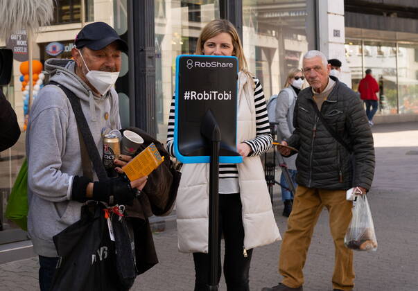 Saarlands Prime Minister Tobias Hans has Corona His election campaign he makes nevertheless further, with Robi Tobi, a fahrbahren Ipad, steers he himself on Tuesday 21 3 2022 by the Saarbrücker pedestrian precinct Passers-by can talk then live with him bub