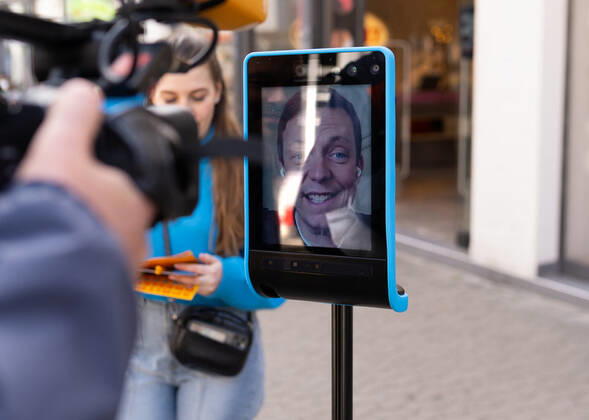 Saarlands Prime Minister Tobias Hans has Corona His election campaign he makes nevertheless further, with Robi Tobi, a fahrbahren Ipad, steers he himself on Tuesday 21 3 2022 by the Saarbrücker pedestrian precinct Passers-by can talk then live with him bub