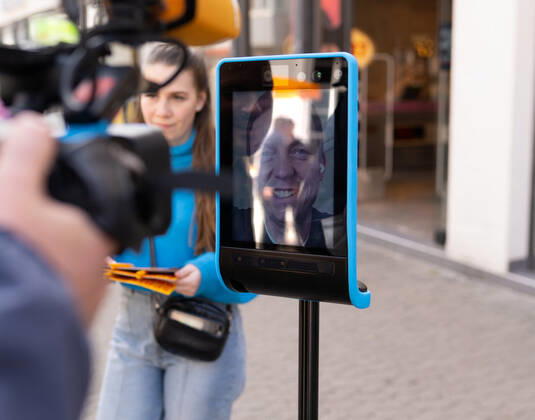 Saarlands Prime Minister Tobias Hans has Corona His election campaign he makes nevertheless further, with Robi Tobi, a fahrbahren Ipad, steers he himself on Tuesday 21 3 2022 by the Saarbrücker pedestrian precinct Passers-by can talk then live with him bub