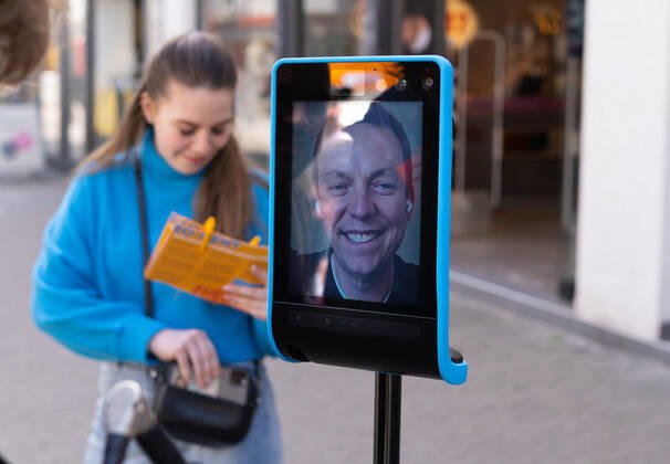 Saarlands Prime Minister Tobias Hans has Corona His election campaign he makes nevertheless further, with Robi Tobi, a fahrbahren Ipad, steers he himself on Tuesday 21 3 2022 by the Saarbrücker pedestrian precinct Passers-by can talk then live with him bub