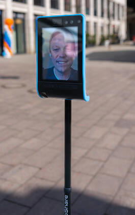 Saarlands Prime Minister Tobias Hans has Corona His election campaign he makes nevertheless further, with Robi Tobi, a fahrbahren Ipad, steers he himself on Tuesday 21 3 2022 by the Saarbrücker pedestrian precinct Passers-by can talk then live with him bub