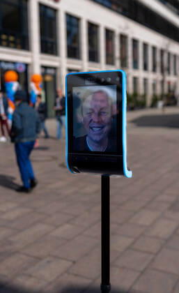 Saarlands Prime Minister Tobias Hans has Corona His election campaign he makes nevertheless further, with Robi Tobi, a fahrbahren Ipad, steers he himself on Tuesday 21 3 2022 by the Saarbrücker pedestrian precinct Passers-by can talk then live with him bub