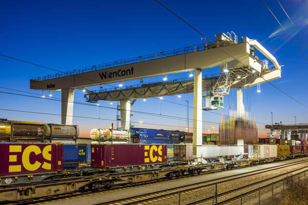 IMAGO Creative: Business, Inflation und Lieferketten moving gantry cranes in container terminal of port Freudenau, company WienCont, railway line, transshipment road to rail and vice versa, container Wien, Vienna Wien Austria 02. Leopoldstadt