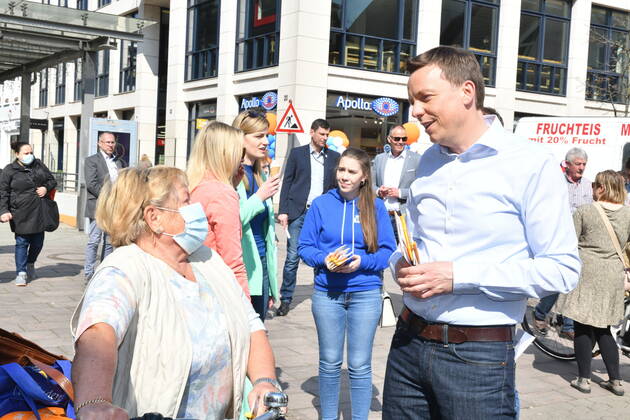 Saarlands Prime Minister Tobias Hans CDU makes in Saarbrücken on Friday 25 3 2022 street election campaign in the pedestrian zone bub