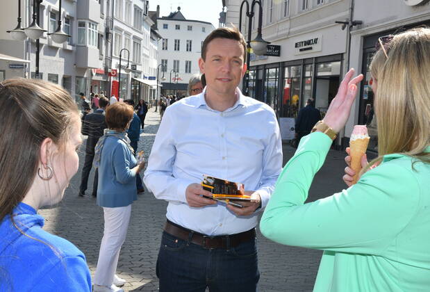 Saarlands Prime Minister Tobias Hans CDU makes in Saarbrücken on Friday 25 3 2022 street election campaign in the pedestrian zone bub