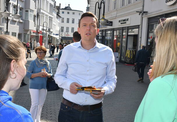 Saarlands Prime Minister Tobias Hans CDU makes in Saarbrücken on Friday 25 3 2022 street election campaign in the pedestrian zone bub
